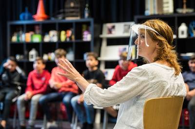 Surrealistisch beeld: lege rijen, eindeloos ontsmetten en spatschermen voor de docent