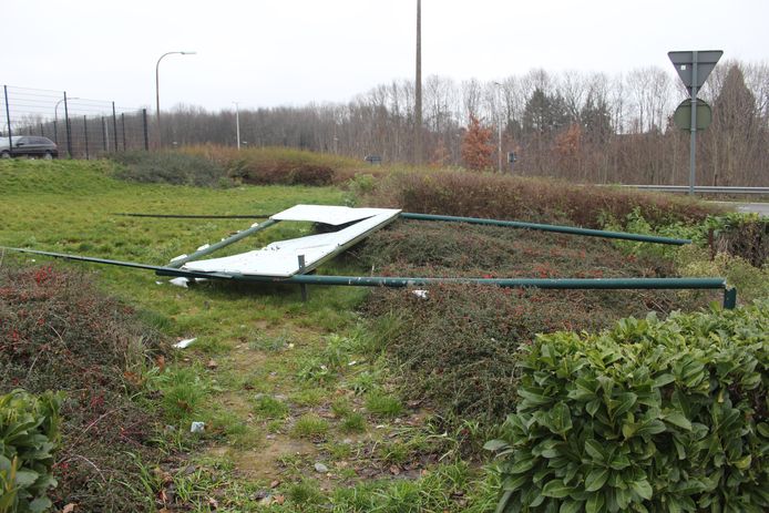 Het bord langs de Ninoofsesteenweg heeft er nu ook aan moeten geloven.