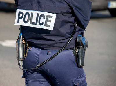 Un commissaire de police écarté pour une carte de vœux aux relents racistes: “Mon taser recharge sur l'allume-cigare”