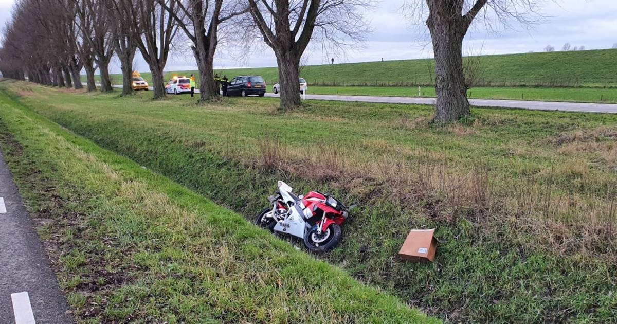 Motorrijder belandt tientallen meters verderop in sloot door botsing met auto in Herwen.