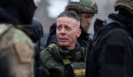 Chef grenspolitie Greg Bovino ‘wordt weggehaald uit Minneapolis’ • Deel federale politiemacht vertrekt vandaag, bevestigt burgemeester