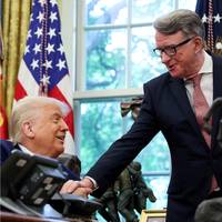 Plots voert niet de minister van Justitie, maar Trumps ex-advocaat het woord over Epstein