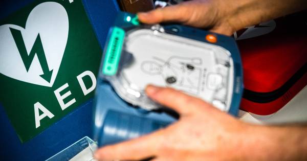 Agent woedend op feestvierders die voor de grap apparaat voor hartmassage ‘stelen’ tijdens onwelwording