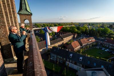 Sobere dodenherdenking in Betuwe met trompettisten, rozen, kaarsen en witte duiven