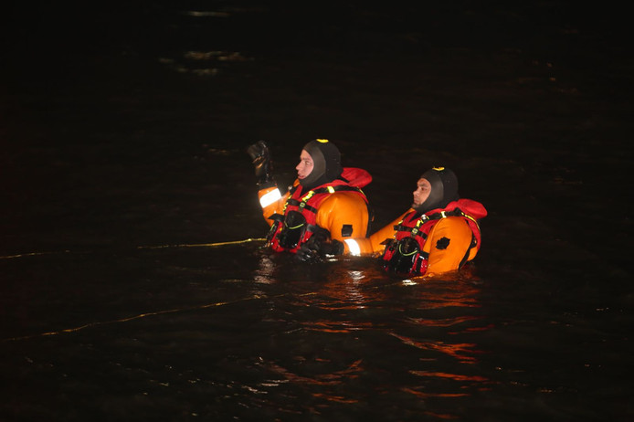 Divers from the fire department search for the water.