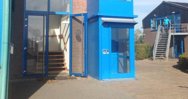 Rolstoellift en loopbrug voor invalide watersporters in Giesbeek