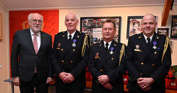 Onderscheidingen voor jubilerende brandweermannen in Oeffelt: OEFFELT