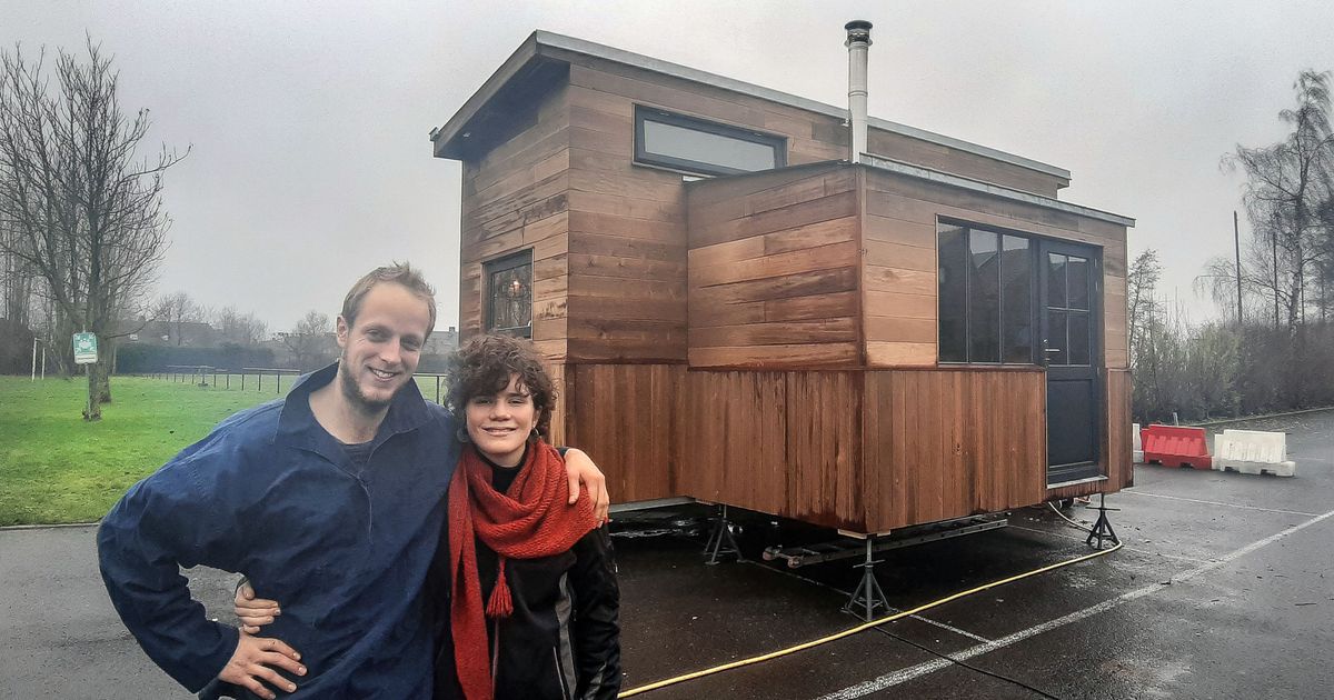 Verwonderend Timmerman bouwt in 7 maanden tijd houten huisje om in te wonen BR-56