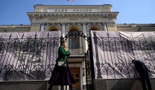 Russen halen miljarden af van bankrekeningen: opnames kunnen bijna dubbel zo hoog uitvallen als bij start van oorlog
