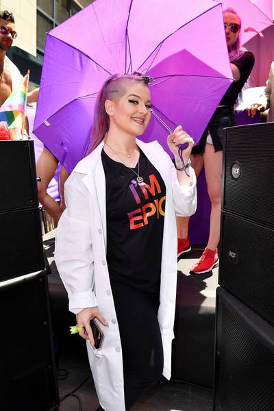 Kelly Osbourne plast in haar broek bij pride