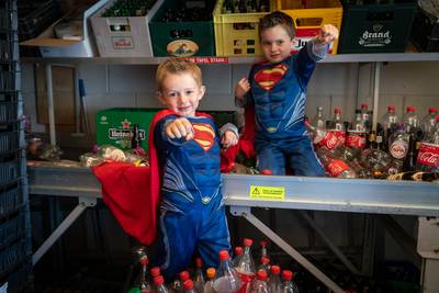 Superhelden Fynn en Mats werken bij de AH in Driel aan een wonder voor dove kinderen