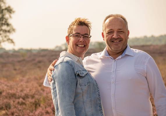 Desiree (52) redde het leven van haar man met een AED: “We hebben veel geluk gehad”