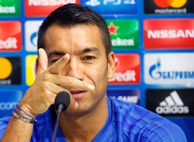 Van Bronckhorst baalt nog van NAC thuis: 'En selectie wordt steeds minder breed'
