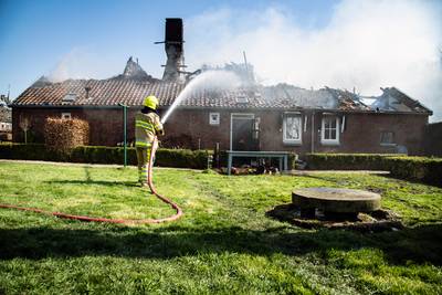Bewoners door brand verwoeste boerderij in Horssen aangeslagen: ‘Onze kinderen zijn hier opgegroeid’