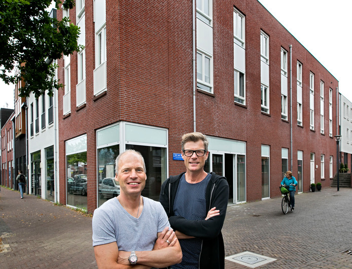 René Renders (l) en David van der Linden, de twee nieuwe eigenaars van galerie Bonnard, voor het nieuwe pand aan de Berg in hartje Nuenen.