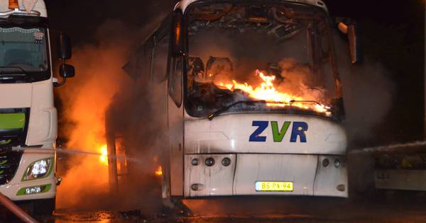Bus volledig uitgebrand op parkeerplaats in Walsoorden | Zeeland - BN DeStem