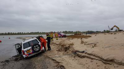 Politieboot strandt op lage Rijn, opgetrommelde politiewagen en shovel ook vast