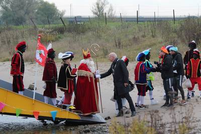 Milieubewuste Sint rijdt in Tesla door Westervoort