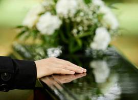 Nienke (45) verloor een dag na elkaar beide ouders
