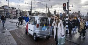 Hoe veilig vinden lezers het Amsterdamse verkeer? ‘Zelfs moeders met een elektrische bakfiets rijden met een telefoon in de hand’