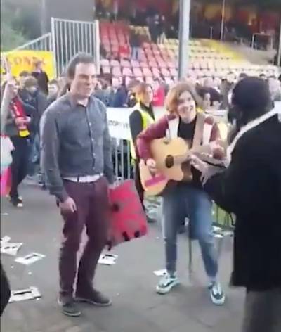 Band krijgt live op radio klappen van Go Ahead Eagles-supporters na mislopen promotie: ‘Echt heftig’