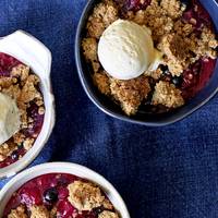 Extra krokante crumble met zomerfruit 