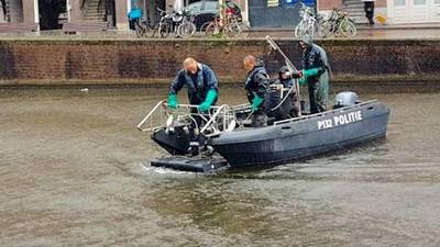 Recherche zoekt in gracht naar vuurwapens liquidatie Amsterdam
