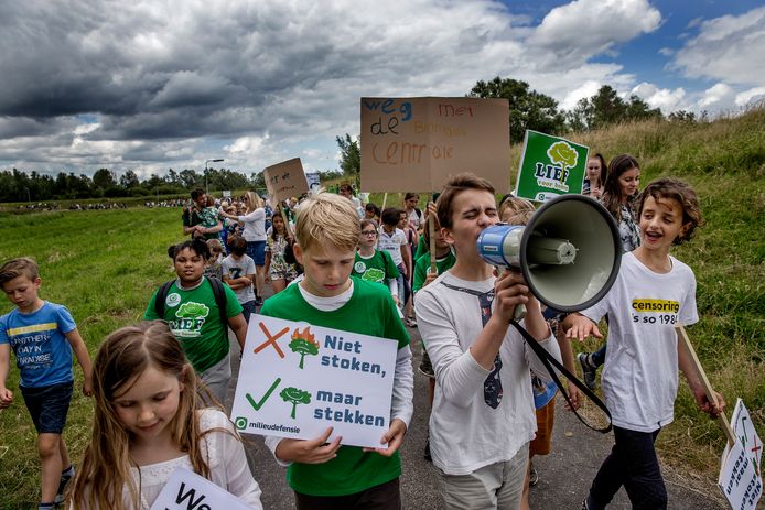 Afgelopen zomer demonstreerden kinderen tegen de grootste biomassacentrale van Nederland die Vattenfall wil bouwen ten oosten van Amsterdam