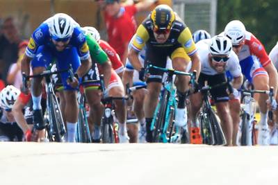 Video | Gaviria en Greipel teruggezet na akkefietje in massasprint