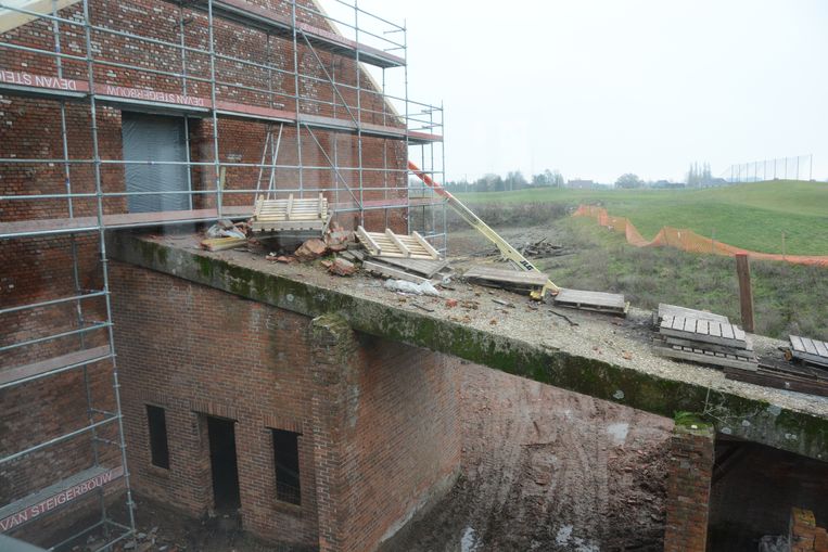 Kraan hijst 3,6 ton zware fermentatietanks door dak van nieuwe