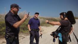 Andy Peelmans klankman in de clinch met een cactus in Aruba