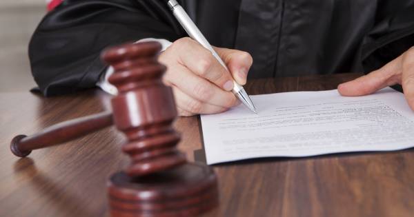 Meubelbezorgers belaagd door ongeduldige man uit Zaltbommel, man krijgt ...