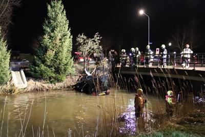 Drie mannen raken in auto te water in Maurik: één inzittende mogelijk gevlucht