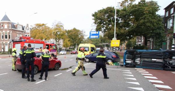 Auto op z'n kant na ongeval met drie auto's in Nijmegen.