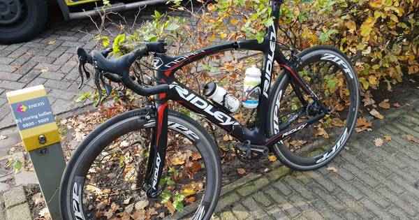 Wielrenner naar ziekenhuis na aanrijding in 's Gravenmoer, fiets gebroken - BN DeStem