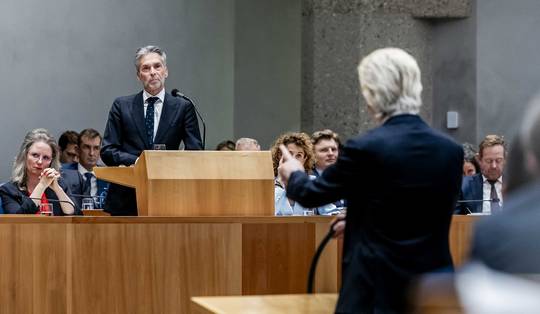 ‘U heeft geen gezag over deze coalitie’: debat over nieuwe Nederlandse regering ontaardt in chaotisch moddergevecht binnen meerderheid
