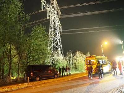 Jonge vrouw uit hoogspanningsmast in Warnsveld gehaald