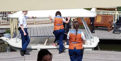 Asociale bezoekers bespugen en besmeuren bootje van Efteling, beveiliging laat ze alles zelf schoonmaken