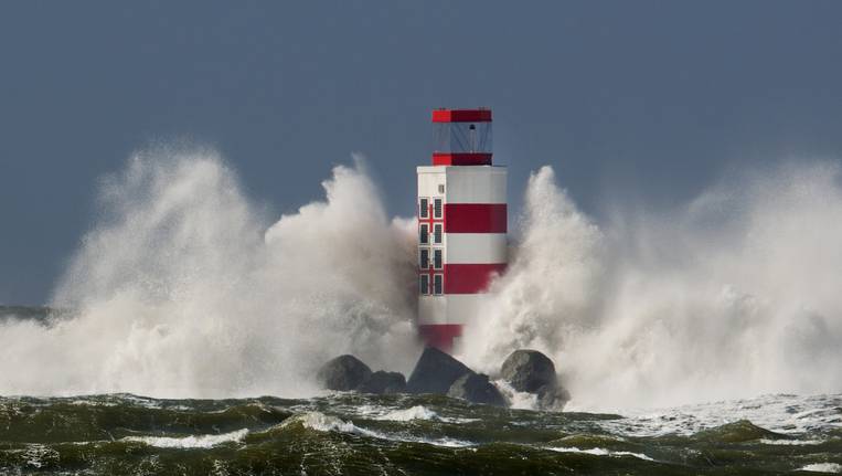 Zware zomerstorm raast over het land | TROUW