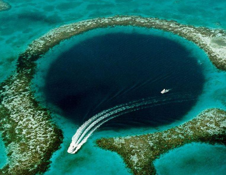 Het 'Great Blue Hole' voor de kust van Belize, de bekendste onderwatergrot in het koraalrif.