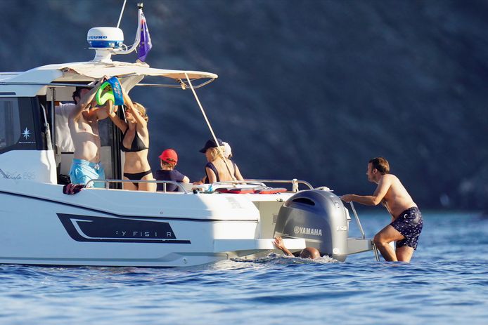 Emmanuel Macron et sa famille sur leur bateau au large de l’île de Porquerolles.