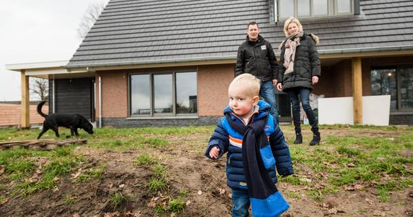 Het dak van Robert en Judith uit De Hoeve waaide eraf tijdens storm