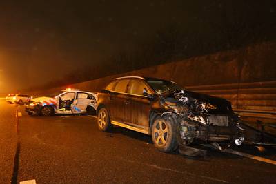 Twee agenten gewond na ongeval op A2 bij Zaltbommel: bestuurster was onder invloed