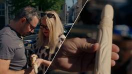 Hilarisch! Barbara en Axel spotten antieke dildo