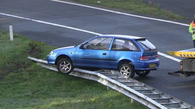 Auto belandt óp vangrail langs oprit A18 bij Wehl