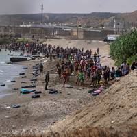 Achttien migranten gestorven bij bestorming Spaanse exclave Ceuta, Madrid stuurt militairen en sluit grens bij andere exclave Melilla