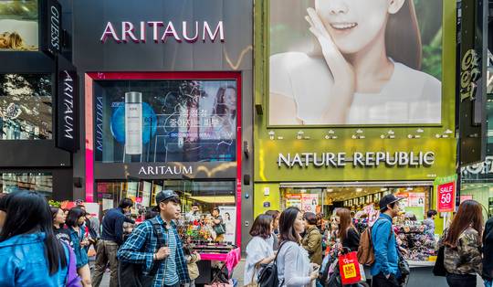 ‘Vervaarlijk verleidelijk is deze spiegelwereld’: Jana Antonissen trok naar Seoel, de bakermat van ‘Korean skincare’