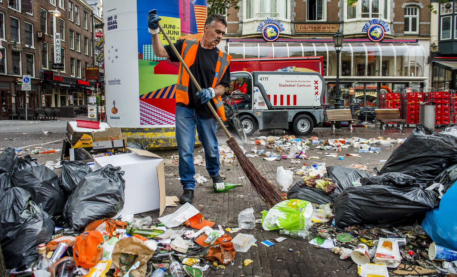 Schoonmaker mag geen ambtenaar zijn | Foto | AD.nl