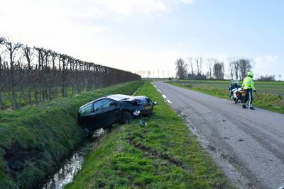 Vrouw en kind belanden in de sloot