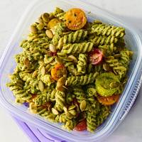 Handig voor een picknick, of als bijgerecht bij de BBQ: koude pastasalade in twee smaken